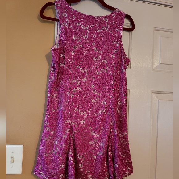 🆕️Ladies lace top. - Picture 3 of 5